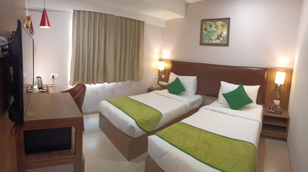 The Beacon Hotel Vadodara Extérieur photo