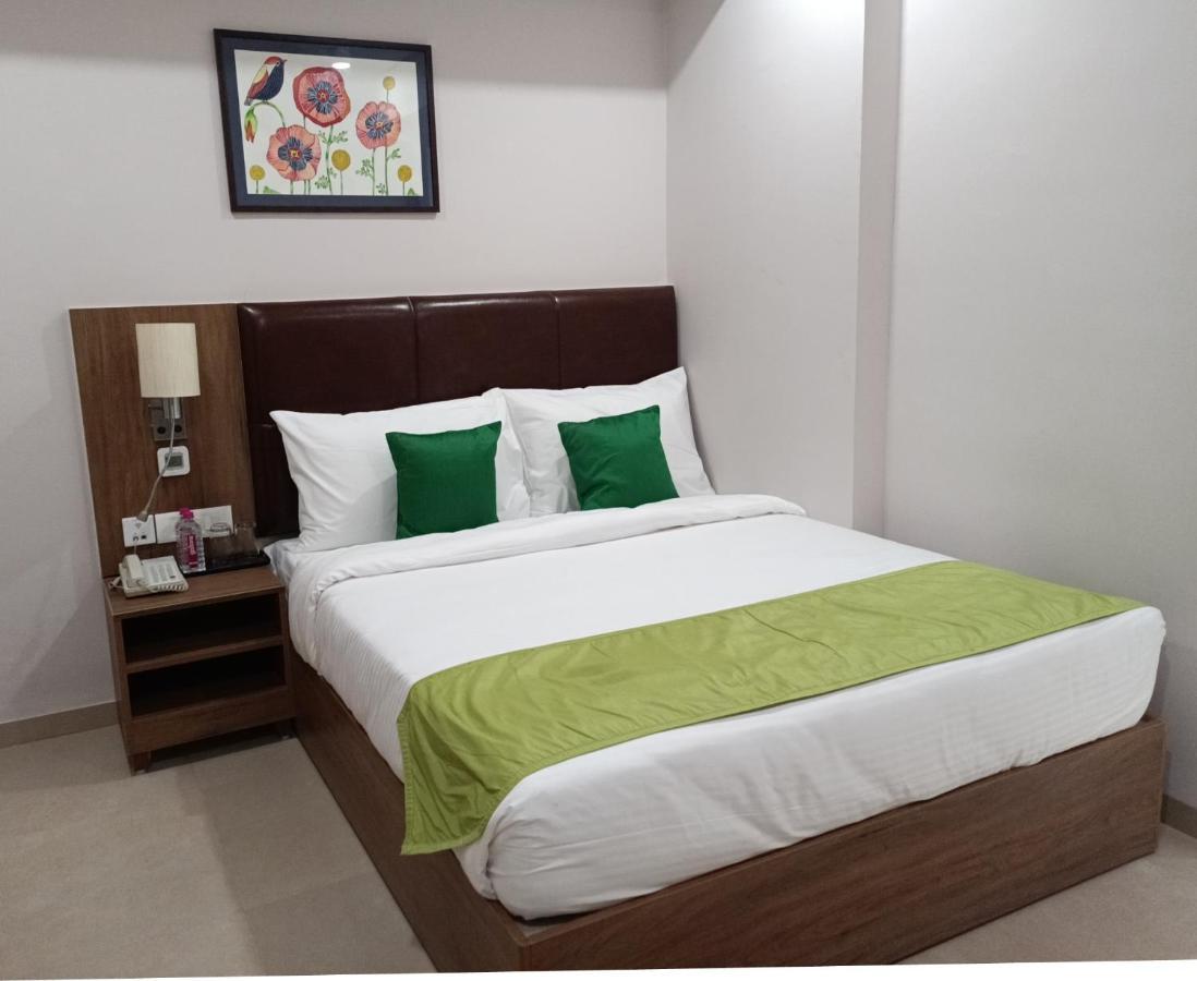 The Beacon Hotel Vadodara Extérieur photo