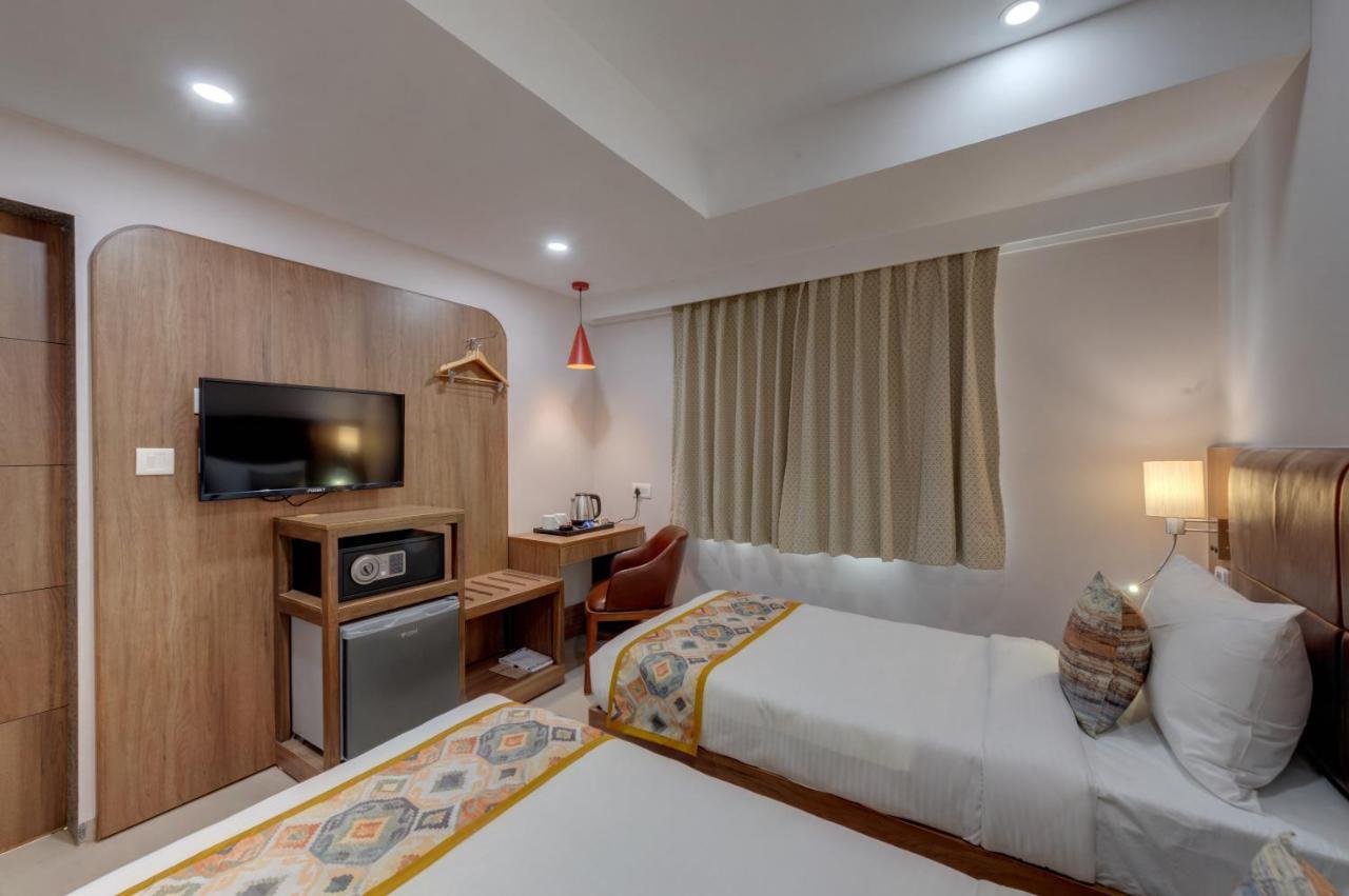 The Beacon Hotel Vadodara Extérieur photo
